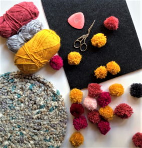 kolorowe pompony wykonane z włóczki